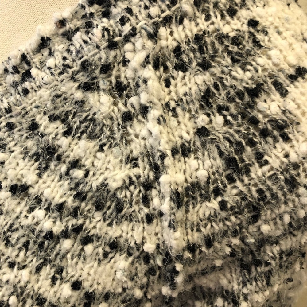 Blush & Bloom Black&White Sweater / v neck / long sleeve/ Black/White /Size: M - Picture 4 of 12